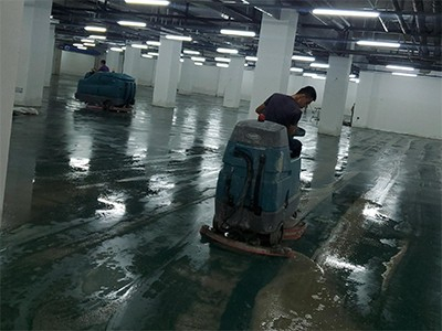 青島某小區(qū)地下車庫進水，租賃坦能駕駛式洗地機T17、T7救場